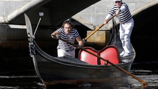 Next Story Image: The Latest: Venetian-style gondoliers race in contest